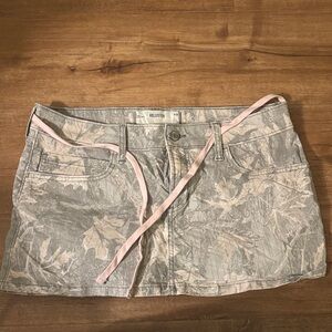 Hollister Women's Low-Rise Pink Shoelace Camo Mini Skort